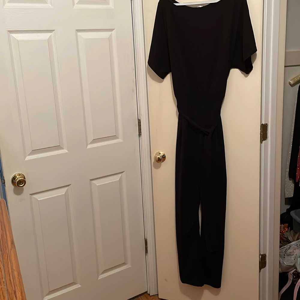 Black jumpsuit, sz. L, waistband with tie, polyester material.